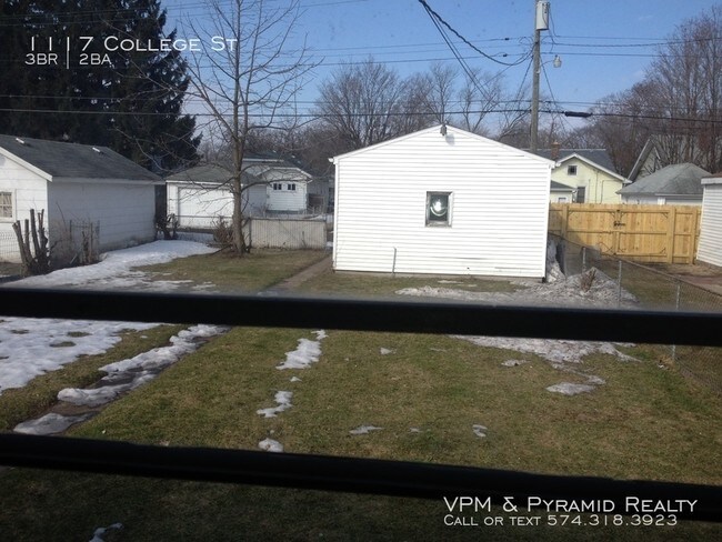 Building Photo - 1117 College St