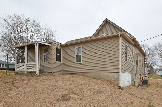 Building Photo - Cute 3 Bedroom, 1 bath house in Dearborn, MO