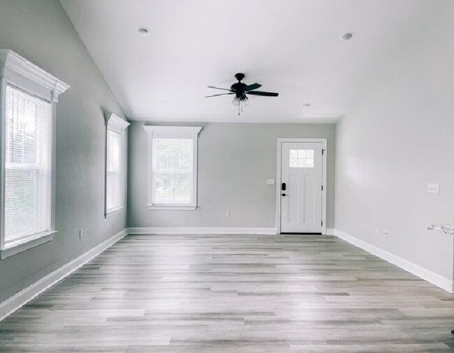 Building Photo - 33 Kickapoo St