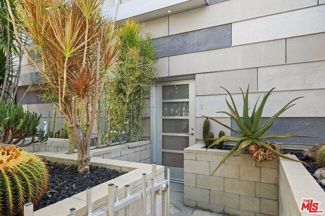 Building Photo - 742 N Hudson Ave
