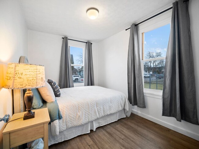 Building Photo - Cute & Cozy 2 bedroom home near parks & sc...