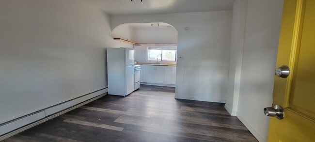 Building Photo - 835 Bridge St