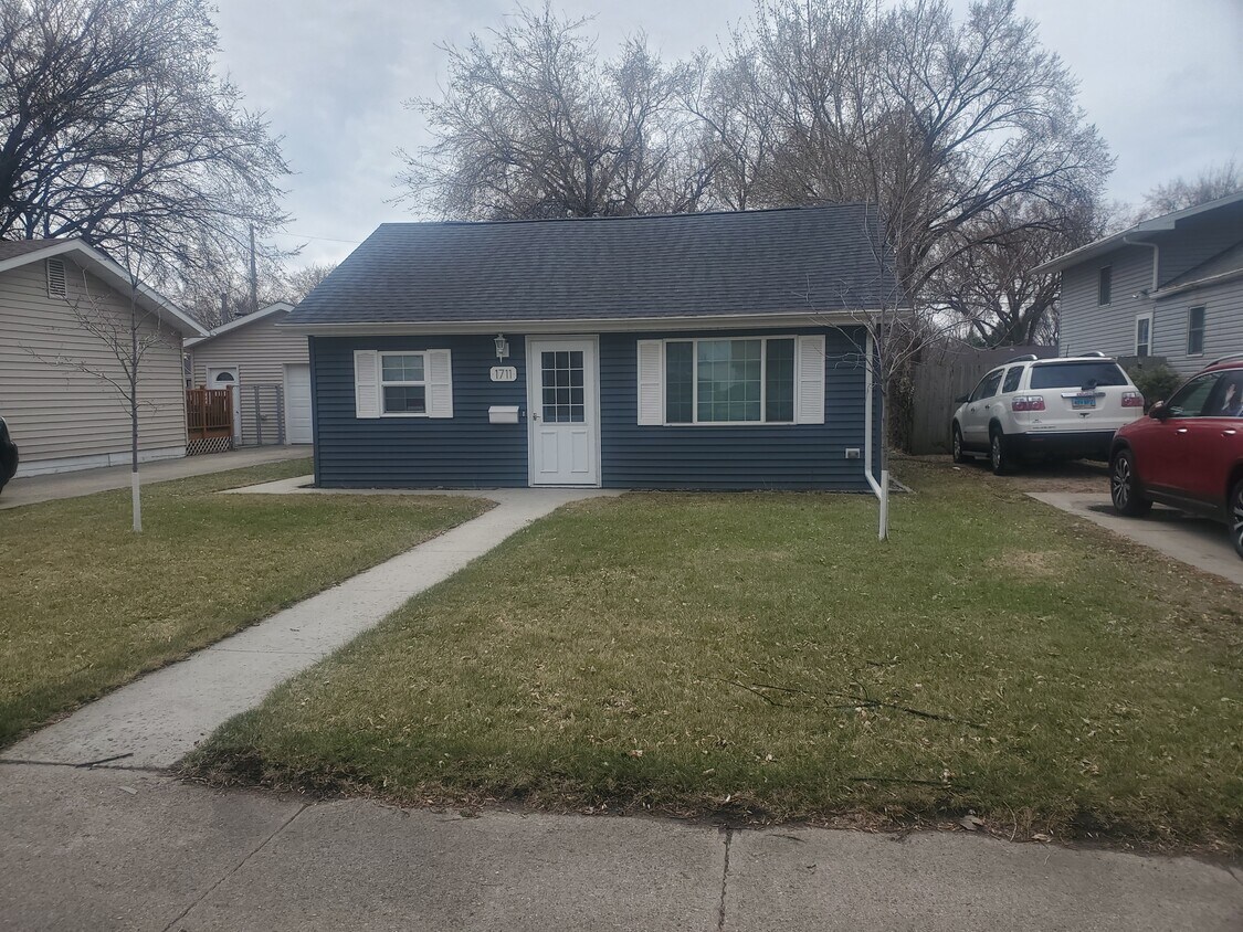 Primary Photo - 1711 12th Ave N