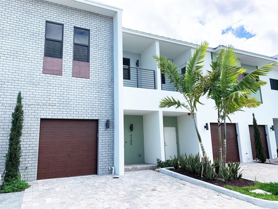 4384 NW 9th St., Plantation, FL 33317 Townhome Rentals in Plantation FL