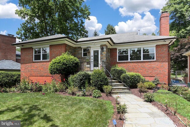 Foto del edificio - 1633 Kalmia Rd NW