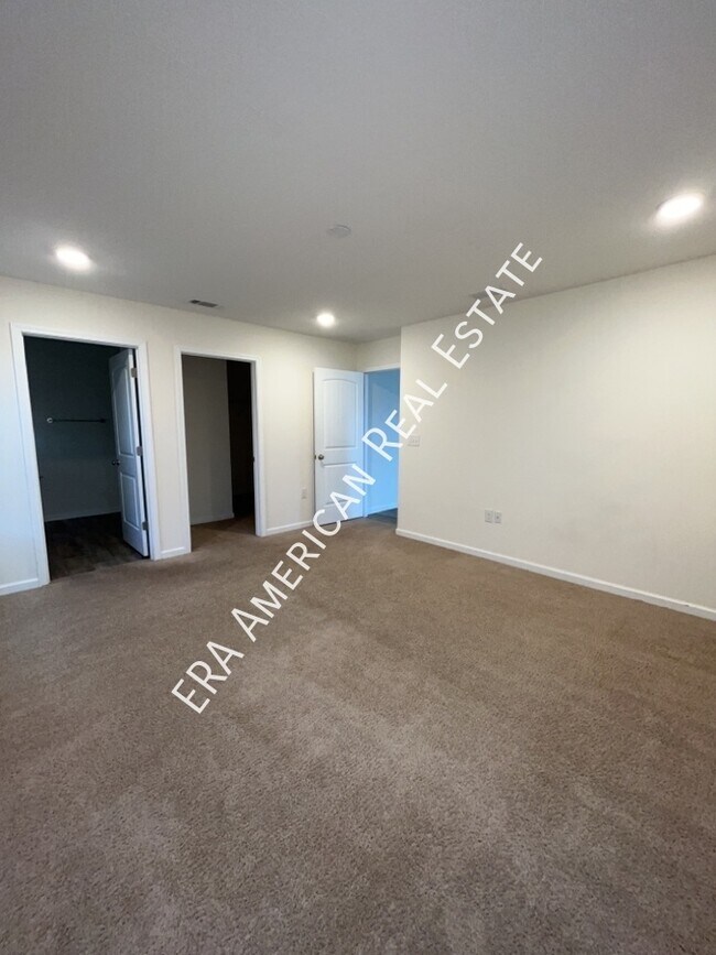 Building Photo - 3BR 2Bath Close to bases, schools and shop...