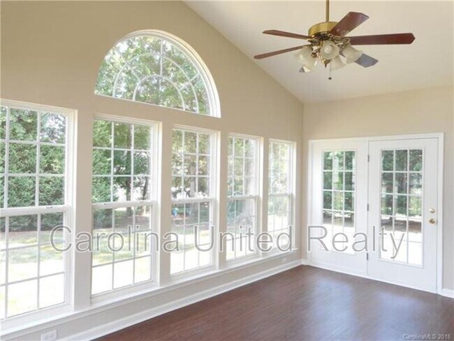 Foto del edificio - 9527 Mitchell Glen Dr