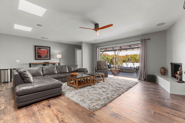 Building Photo - 3000 Azahar St