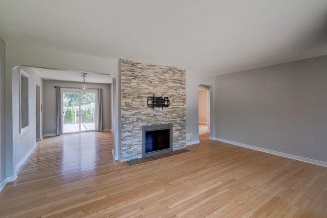 Foto del edificio - 5212 Midmoor Rd