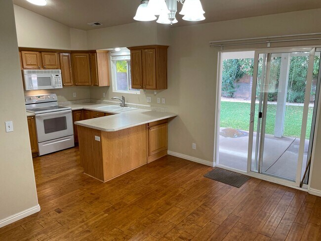 Foto del edificio - Centrally located single family gem! Lands...