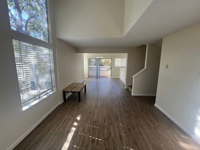 Building Photo - Beautiful 2 bed 1.5 bath end unit Condo in...