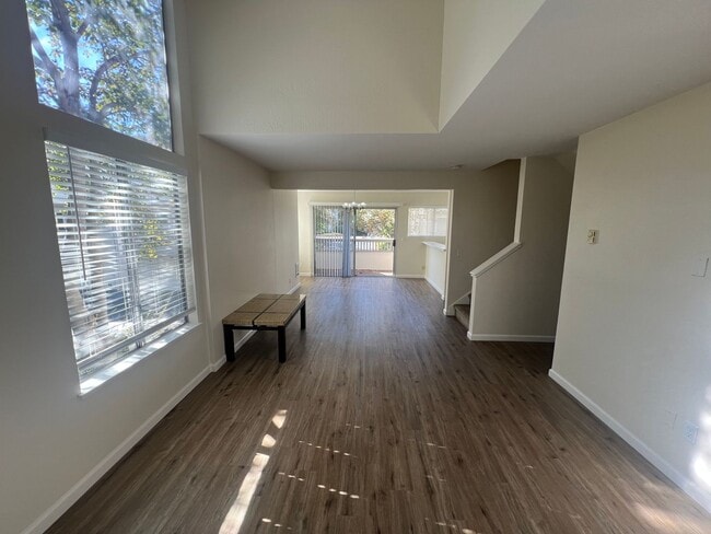 Foto del edificio - Beautiful 2 bed 1.5 bath end unit Condo in...
