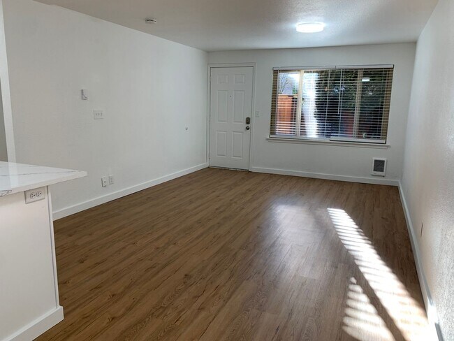 Foto del edificio - NEW, HIGH-END RENOVATED 1 bed / 1 bath at the Lydia in Ballard! In-Unit Laundry!
