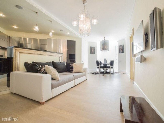 Foto del edificio - 3901 E Livingston Dr