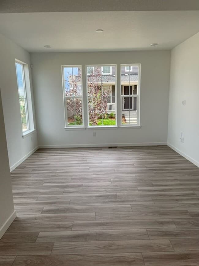 Foto del edificio - Spacious 4 Bed Townhome with 2-Car Garage in Erie-Available June 1!