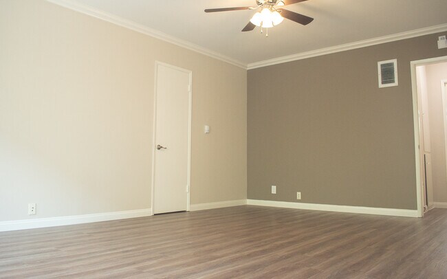 Living Room - 252 S Doheny Dr