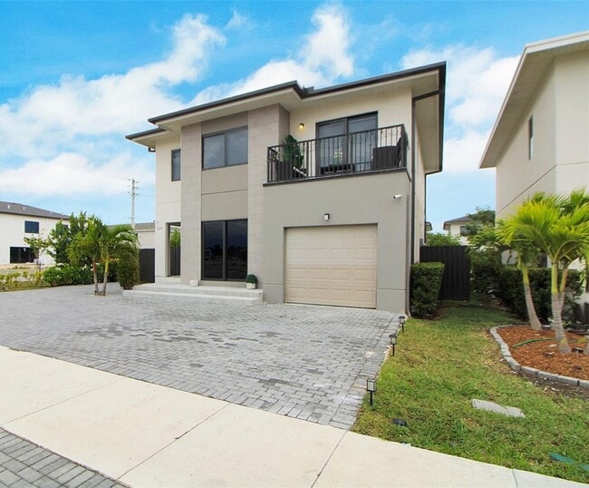 Building Photo - 320 NW 13th Ct