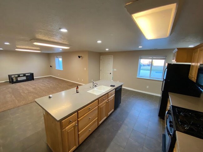 Building Photo - 3 Bedroom 2 Bath Basement Apartment of Sin...