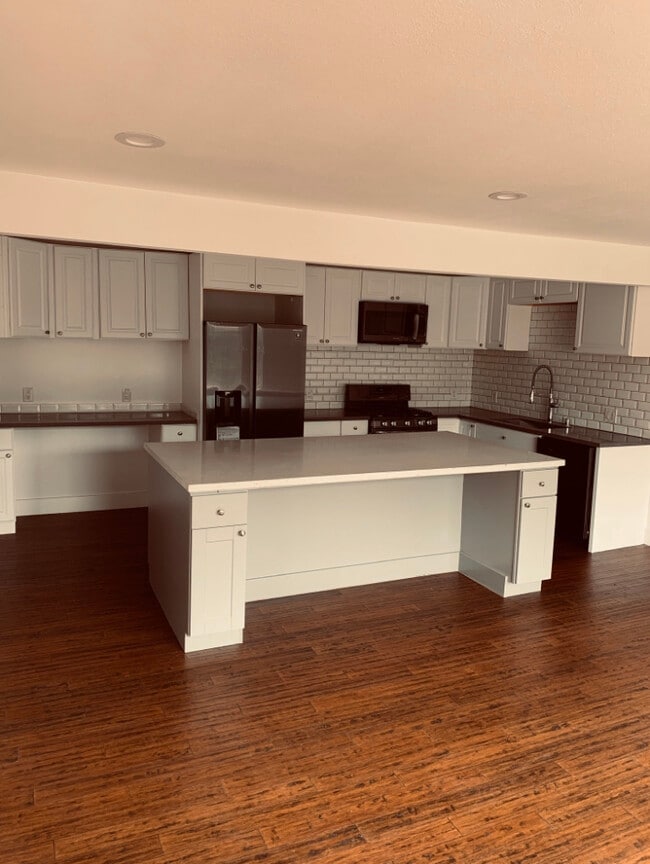 Building Photo - 583 Clarinada Ave