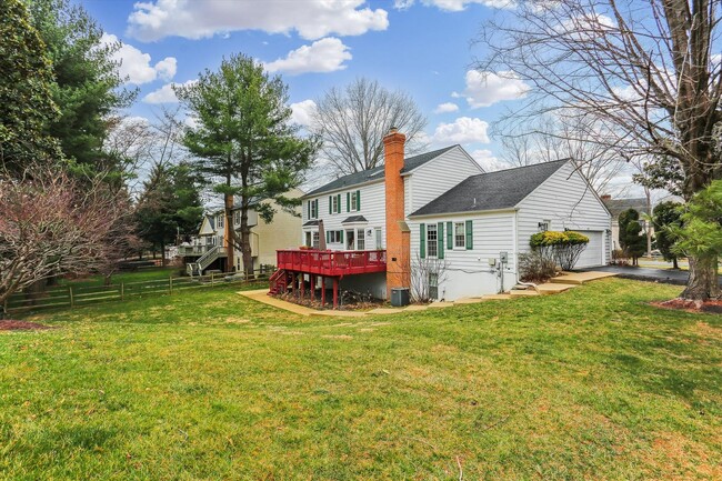 Foto del edificio - GORGEOUS SINGLE FAMILY ON JONES LANE