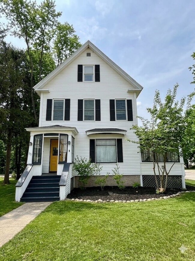 Building Photo - 137 Main St