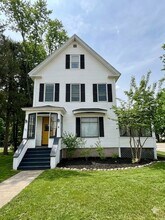 Building Photo - 137 Main St