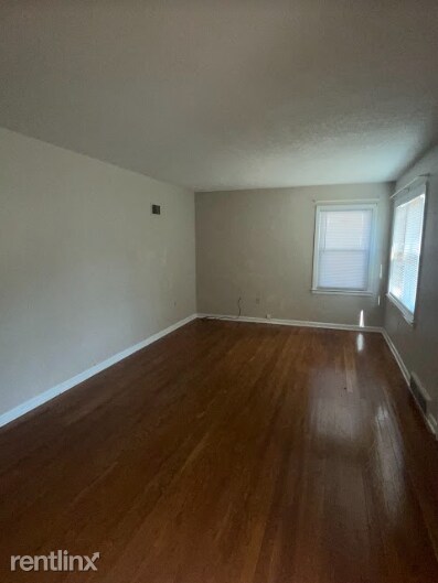 Primary Photo - 2 br, 1 bath Triplex - 10626 East 23rd Str...