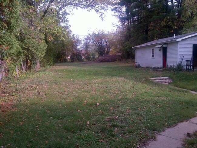 Building Photo - 4 BED/2 BA Home close to Assembly Hall!