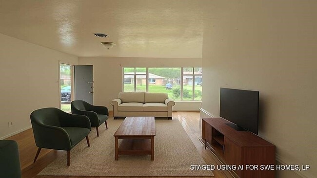 Foto del edificio - 121 E Riverwood Dr