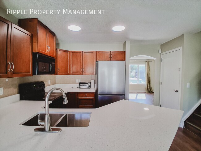 Photo du bâtiment - AMAZING 3 BEDS, 2.5 BATHS SINGLE-FAMILY HOME (UPPER) | DEDICATED DEN & TILE GAS FIREPLACE