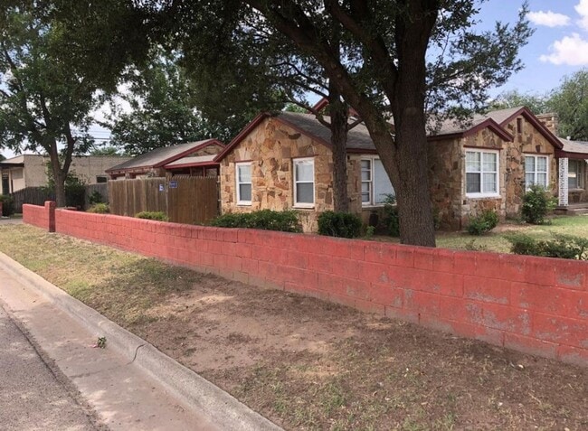 Building Photo - 4 Bedroom 3 Bath