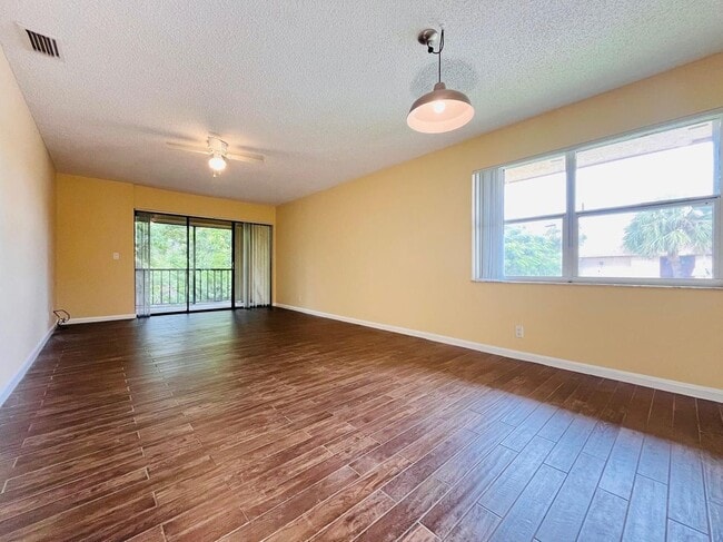 Foto del edificio - 5985 Forest Hill Blvd