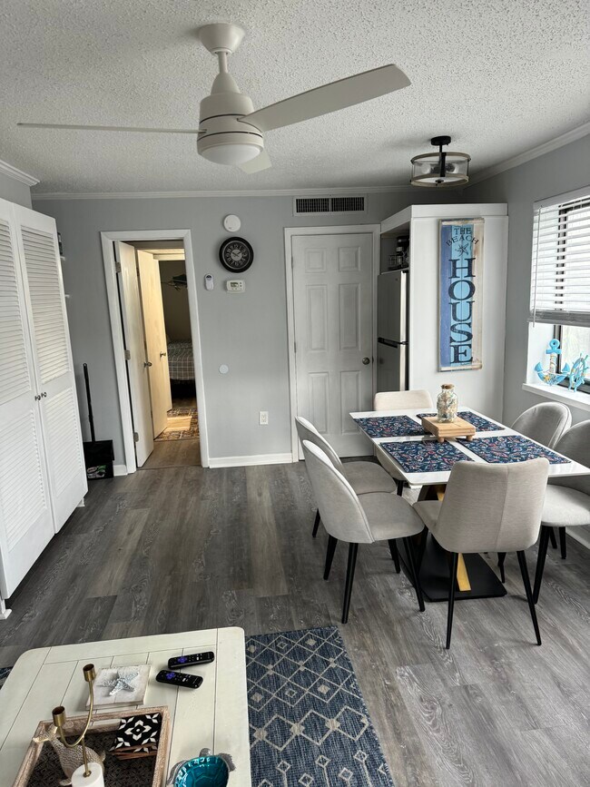 Building Photo - 210 75th Ave N