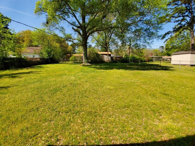 Building Photo - 9130 Southwood Dr