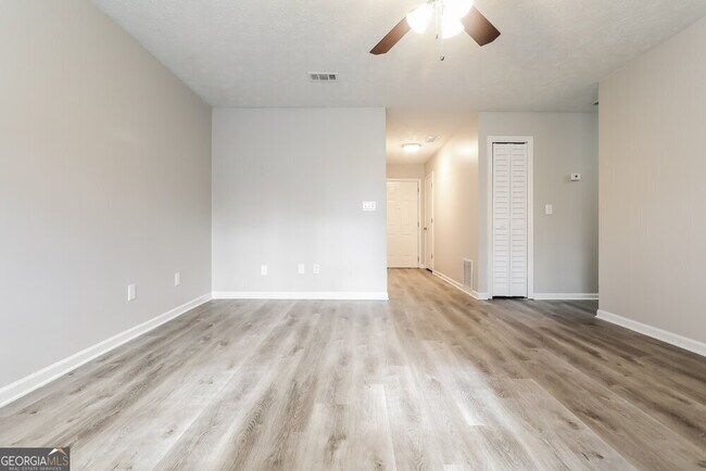 Foto del edificio - 620 Wayside Dr