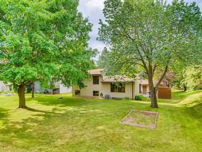 Building Photo - Sparkling 3-Plus Bedroom Home in Maple Gro...
