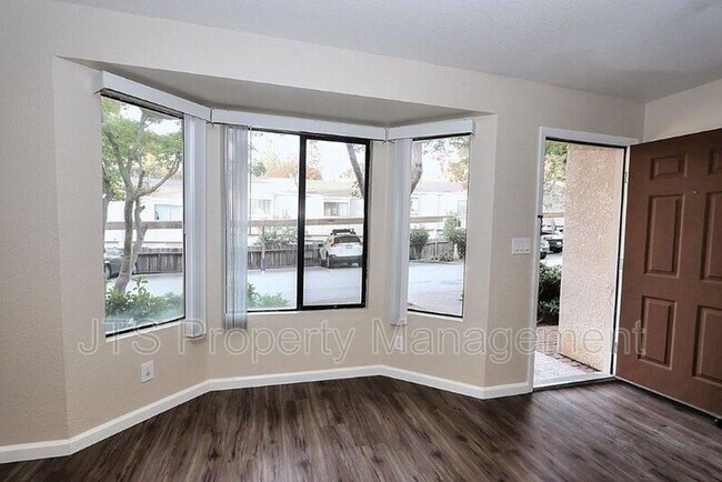 Foto del edificio - 5822 Alorn Ln