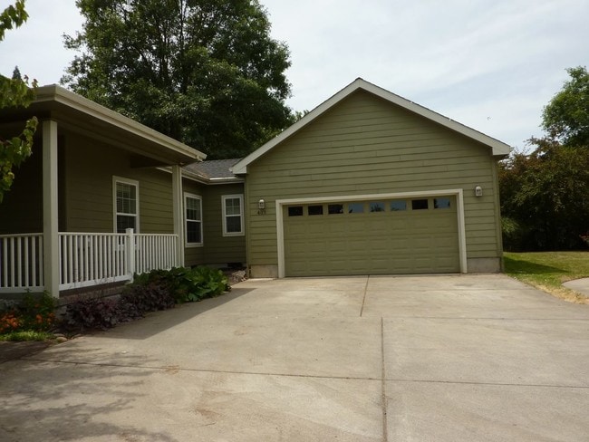 Building Photo - Central Point 3-bedroom Home