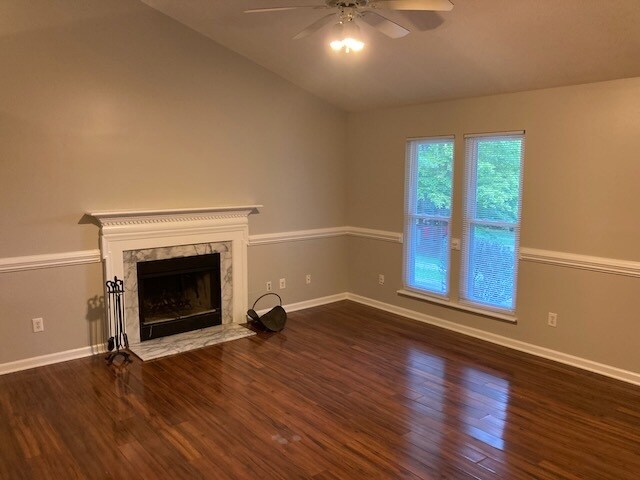 Foto del edificio - 304 Beech Hill Ct
