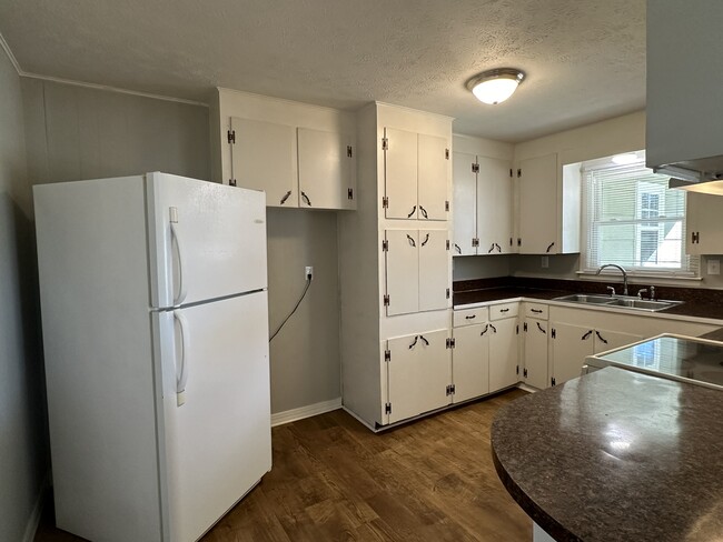 Kitchen - 208 cagle rd