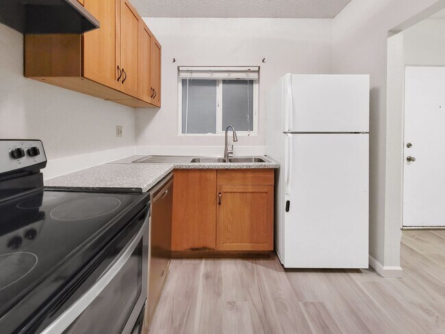 Building Photo - Water/sewer/garbage included in rent/Plus ...