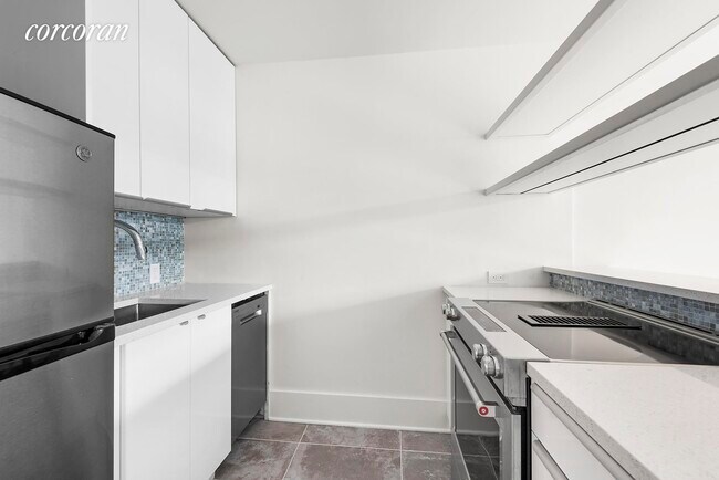 Building Photo - 113 W 131st St