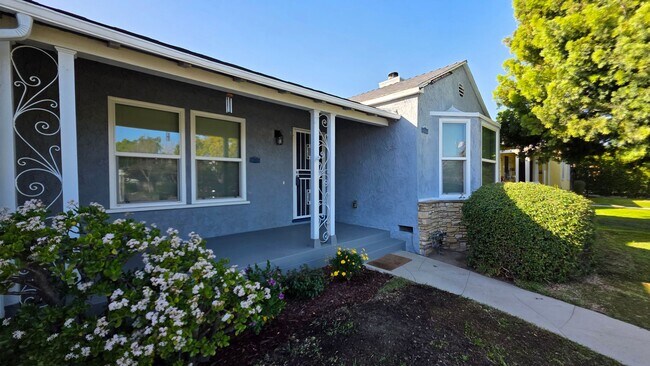 Building Photo - Spacious 2+2 home w/extra storage, upgrades + backyard!