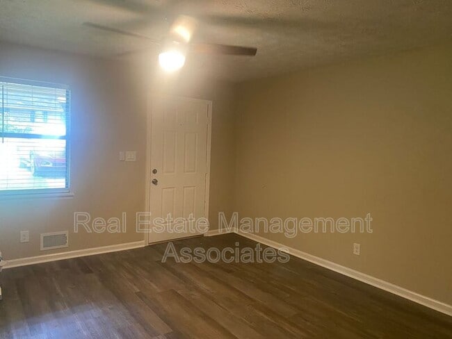 Building Photo - 102 Doves Ln