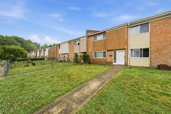 Building Photo - 3321 Rainier Ct