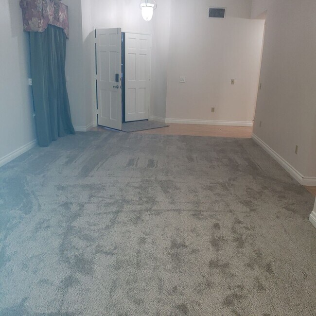 Building Photo - ELECTRICITY INCLUDED! 3bed 2.5 bath in But...