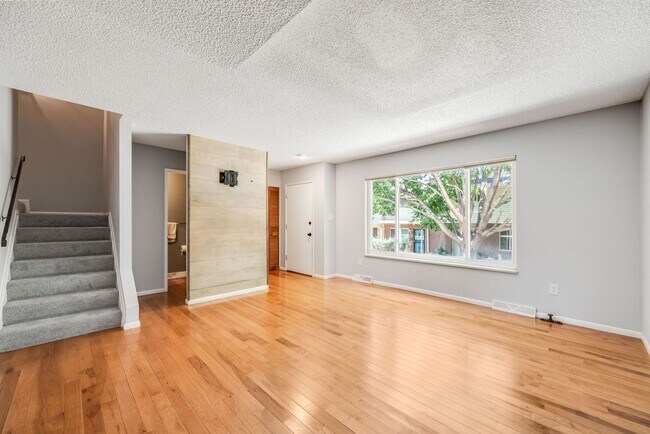Foto del edificio - 2 Bedroom 2.5 Bath Townhome in Southeast D...
