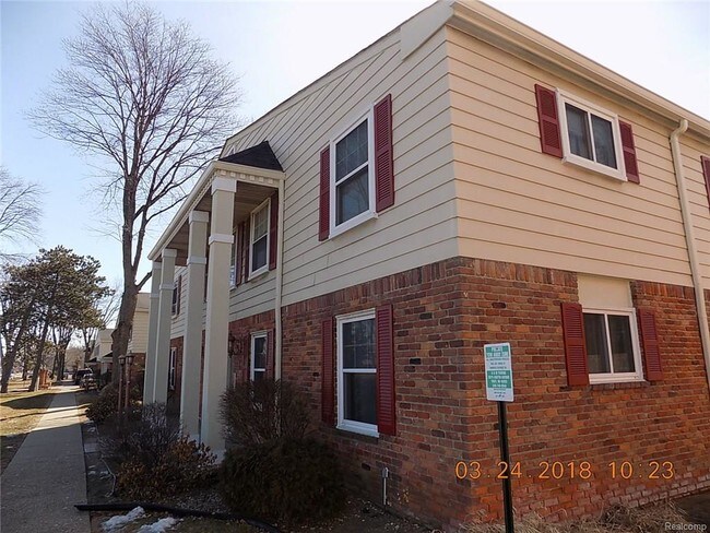 Building Photo - 813 W Maple Rd