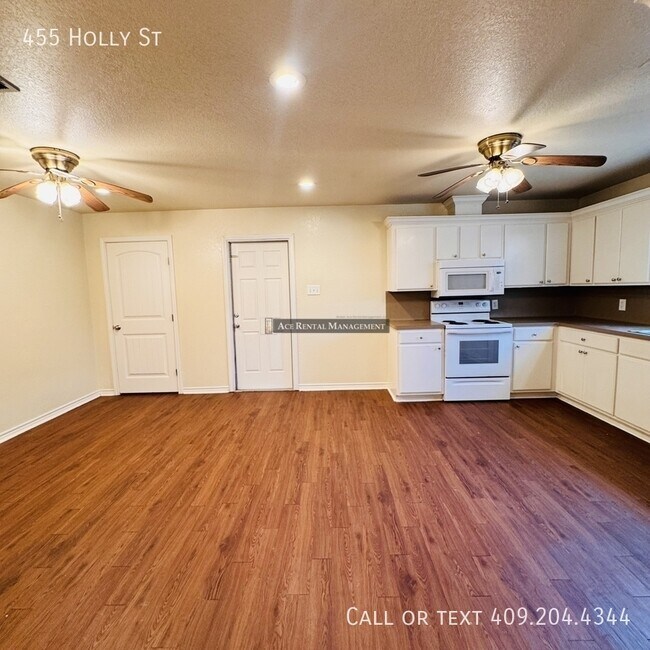 Building Photo - 455 Holly St