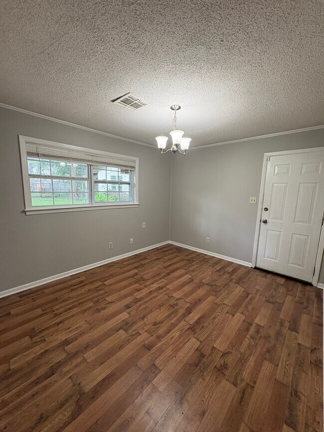 Building Photo - 233 Dyas Dr